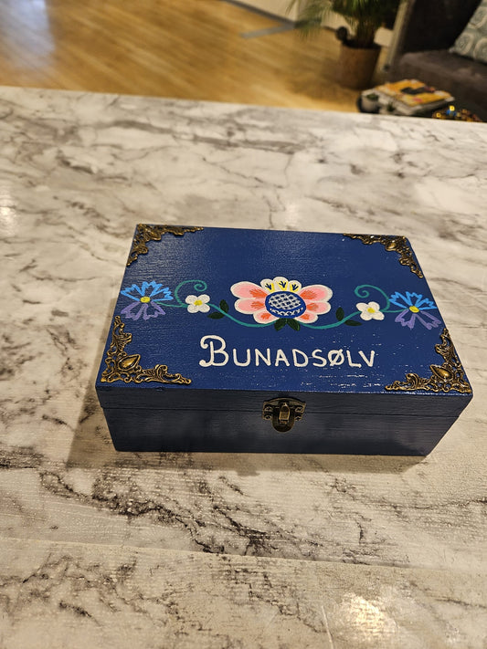 Håndmalt skrin til bunadssølv (medium) - Bolsøybunad