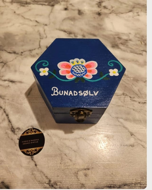 Håndmalt skrin til bunadssølv (liten) - Bolsøybunad